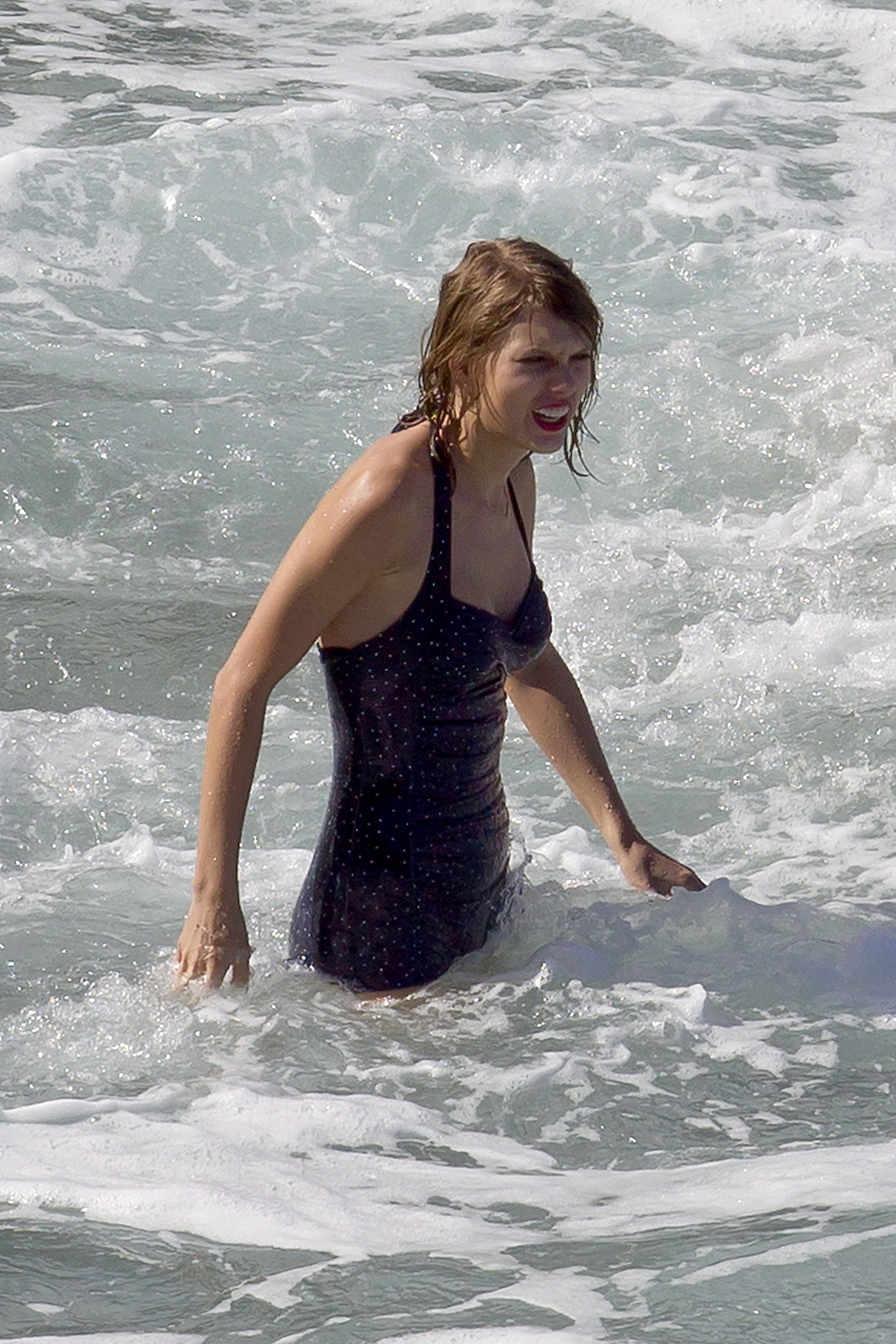 https://celebrityslips.com/wp-content/uploads/2015/01/taylor-swift-bathing-suit-and-her-friends-at-the-beach-15.jpg