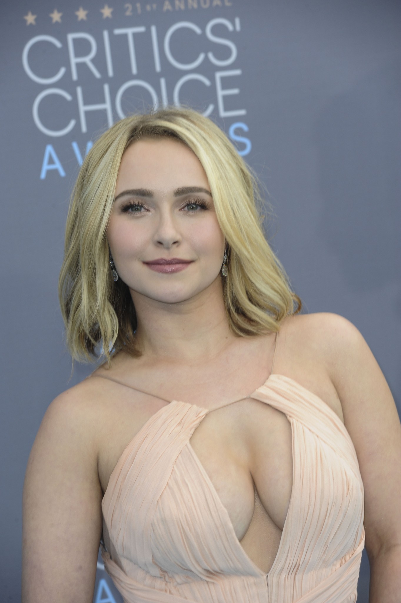 hayden-panettiere-cleavage-at-annual-critics-choice-awards-04