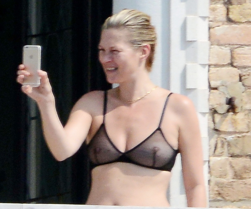 kate-moss-see-through-bra-on-the-balcony-venice-09