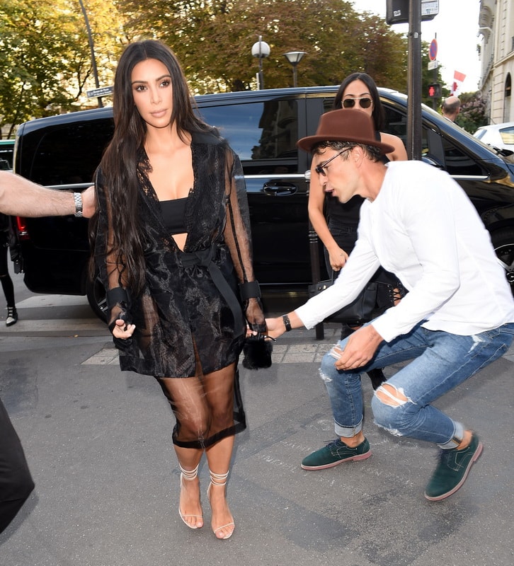 kim-kardashian-booty-kissed-by-journalist-in-paris-01